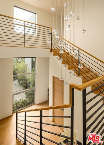 2102 Pier Avenue, Santa Monica, CA 90405