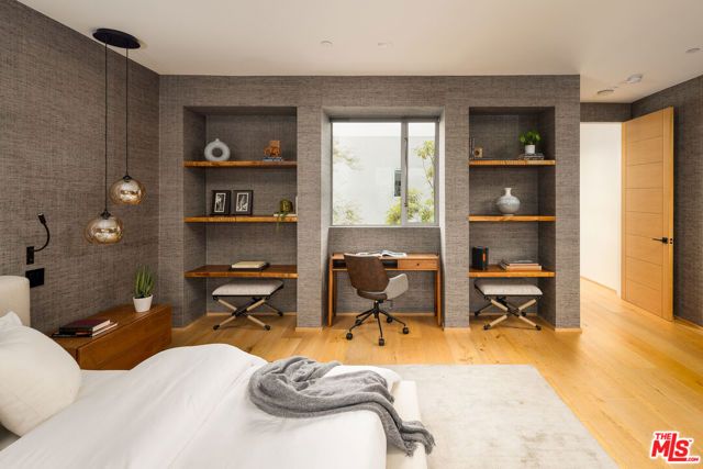 2102 Pier Avenue, Santa Monica, CA 90405