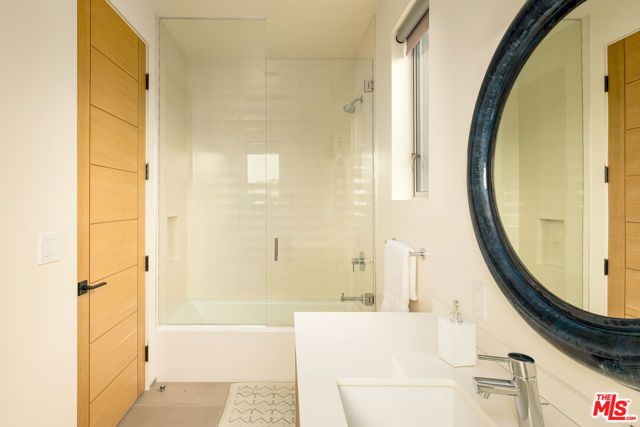 2102 Pier Avenue, Santa Monica, CA 90405