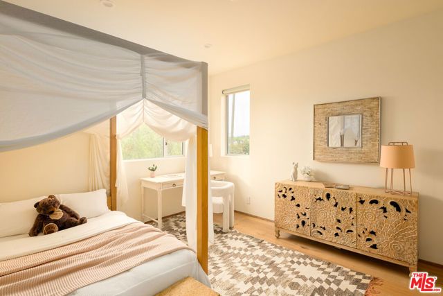 2102 Pier Avenue, Santa Monica, CA 90405