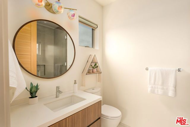 2102 Pier Avenue, Santa Monica, CA 90405