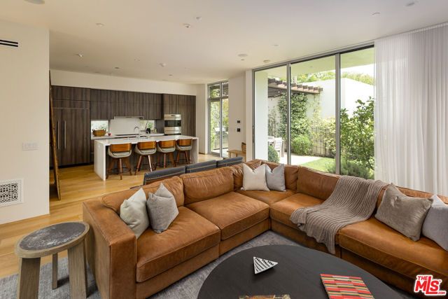 2102 Pier Avenue, Santa Monica, CA 90405