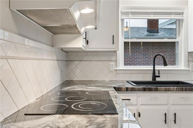 9 Calvert DR, Newport News, VA 23601