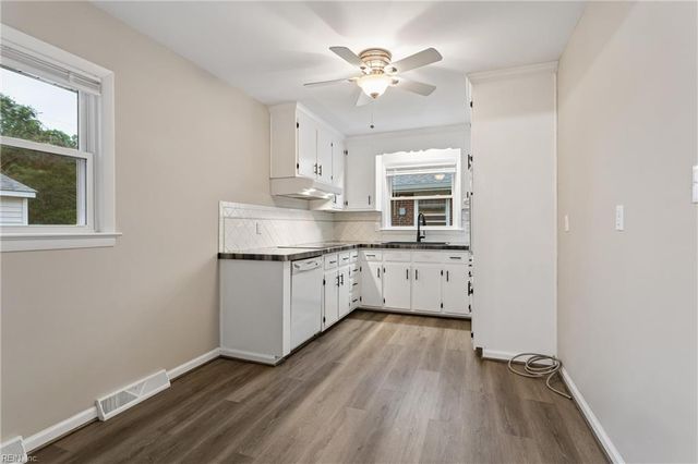9 Calvert DR, Newport News, VA 23601