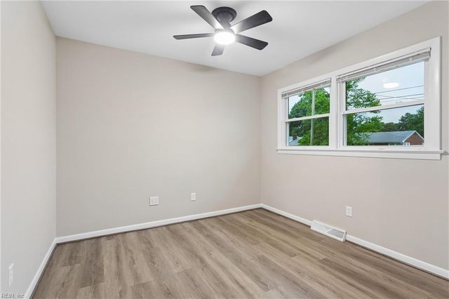 9 Calvert DR, Newport News, VA 23601