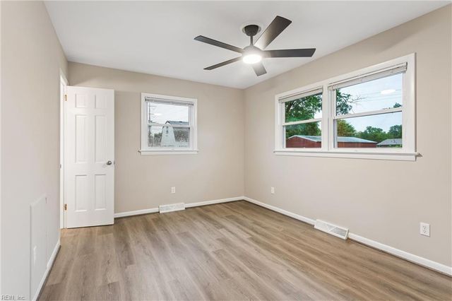 9 Calvert DR, Newport News, VA 23601