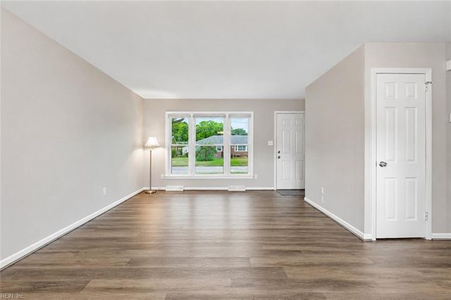 9 Calvert DR, Newport News, VA 23601