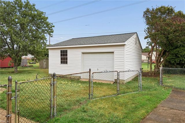 9 Calvert DR, Newport News, VA 23601