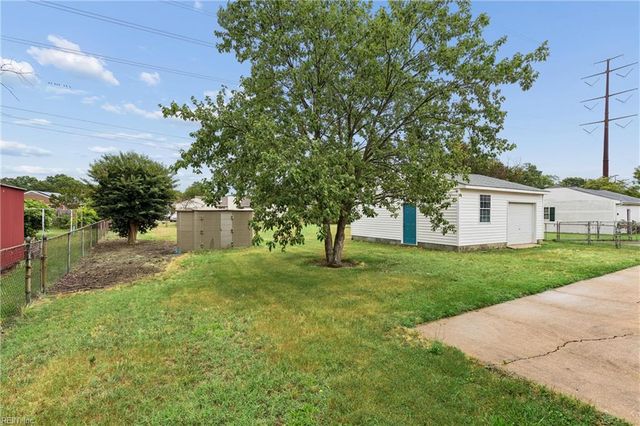 9 Calvert DR, Newport News, VA 23601