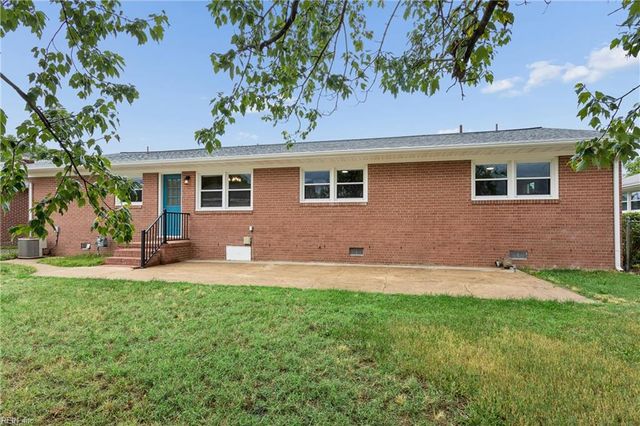 9 Calvert DR, Newport News, VA 23601
