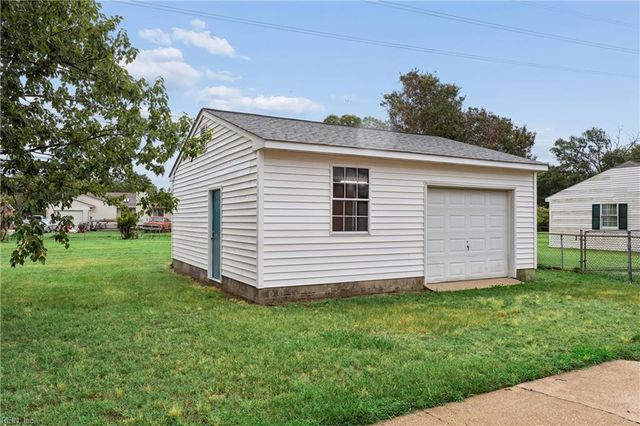 9 Calvert DR, Newport News, VA 23601