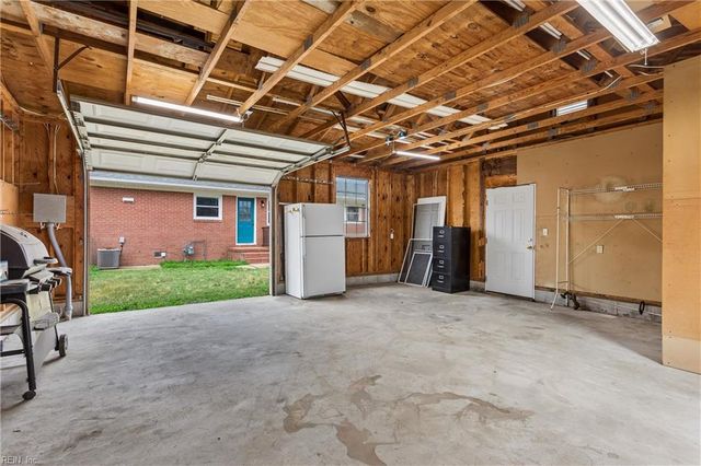 9 Calvert DR, Newport News, VA 23601