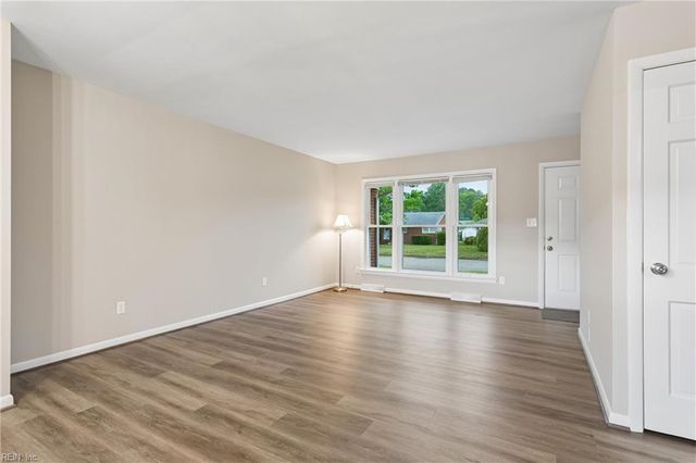 9 Calvert DR, Newport News, VA 23601