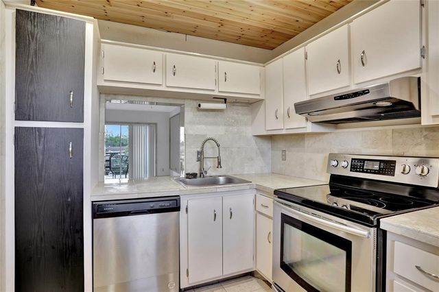 4311 Crystal Lake Drive 421, Pompano Beach, FL 33064