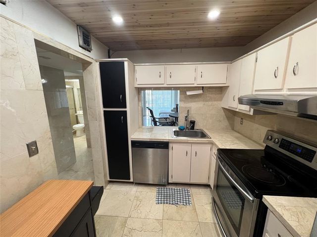 4311 Crystal Lake Drive 421, Pompano Beach, FL 33064
