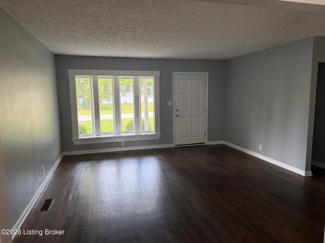 10015 East Ave, Louisville, KY 40272