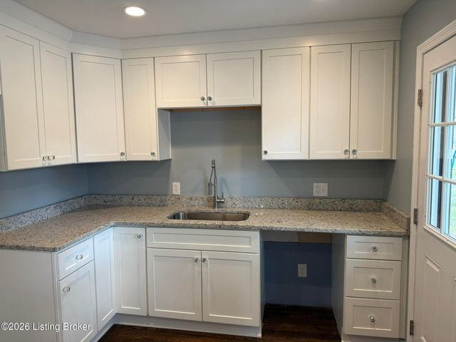 10015 East Ave, Louisville, KY 40272