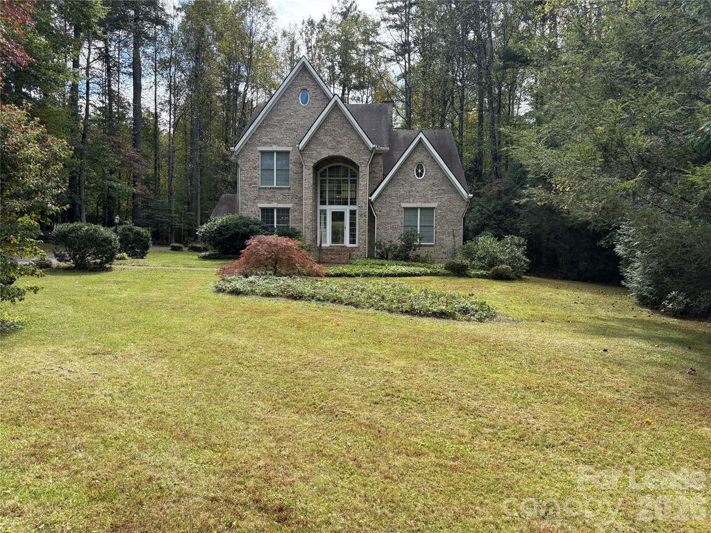 27 Mountain Lake Drive, Hendersonville, NC 28739