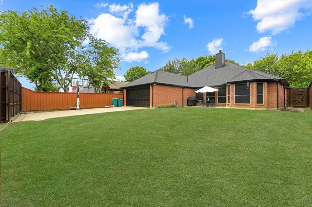 1040 Essex Drive, Cedar Hill, TX 75104