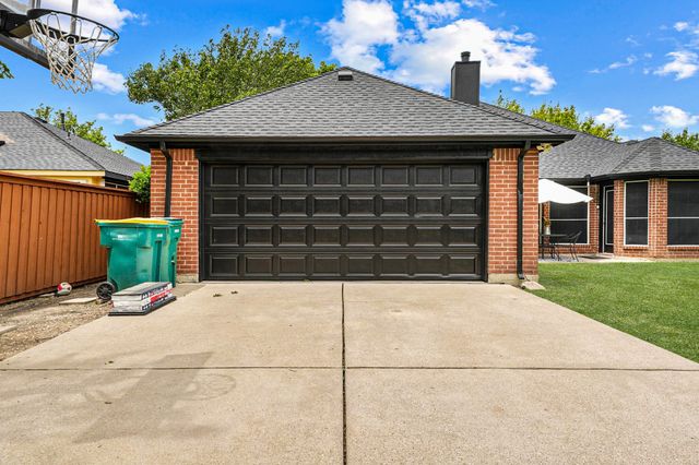 1040 Essex Drive, Cedar Hill, TX 75104