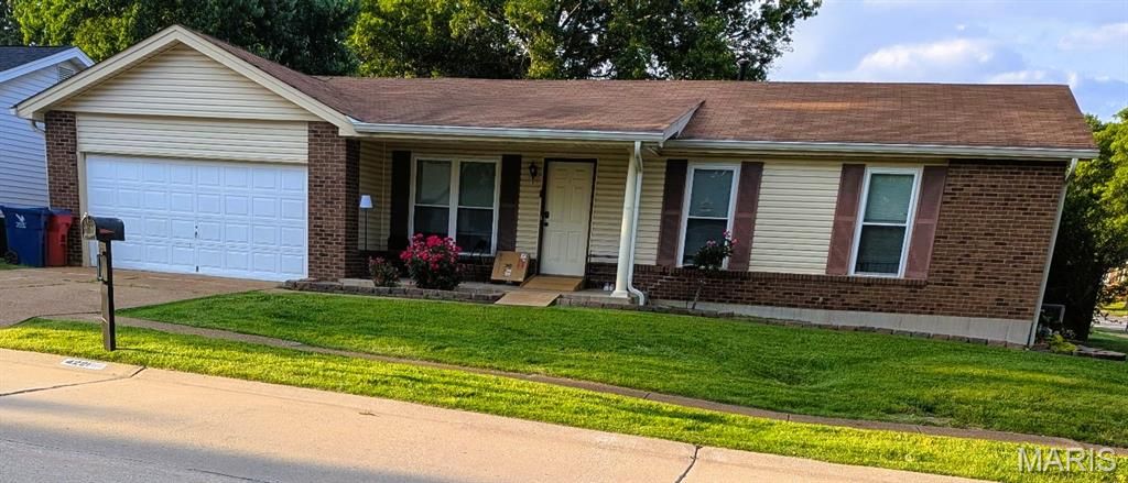 4221 Meadowgreen Trails Drive, St Louis, MO 63129