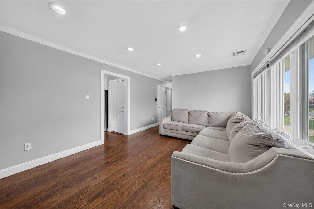 33 Hubbard Avenue, Freeport, NY 11520 — photo 3