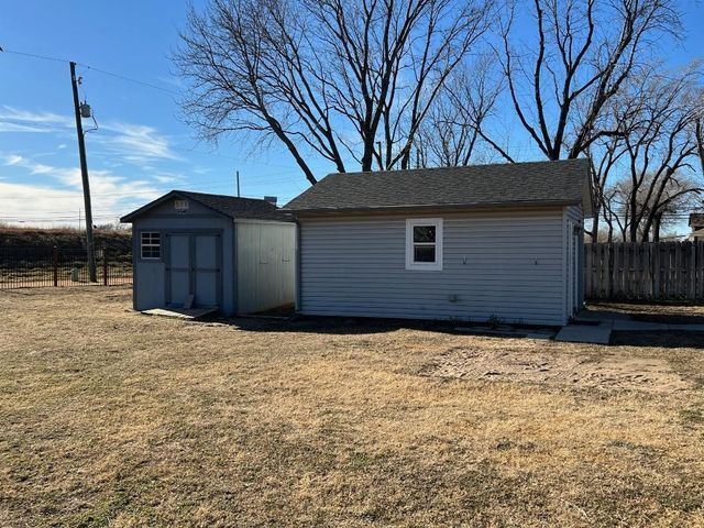 621 W 38th St N, Wichita, KS 67204