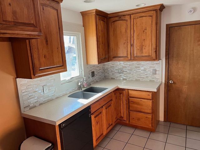 621 W 38th St N, Wichita, KS 67204