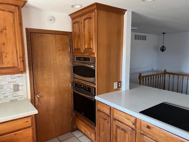 621 W 38th St N, Wichita, KS 67204