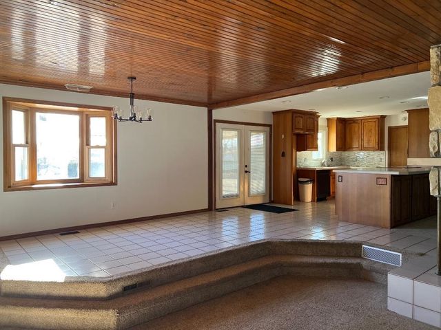 621 W 38th St N, Wichita, KS 67204