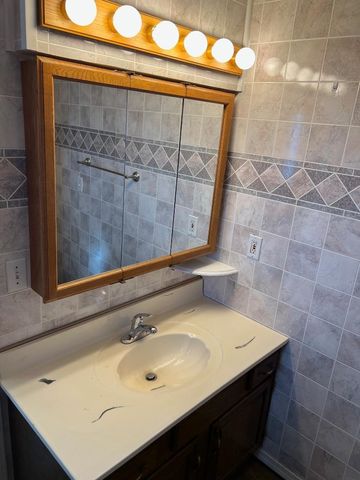 621 W 38th St N, Wichita, KS 67204