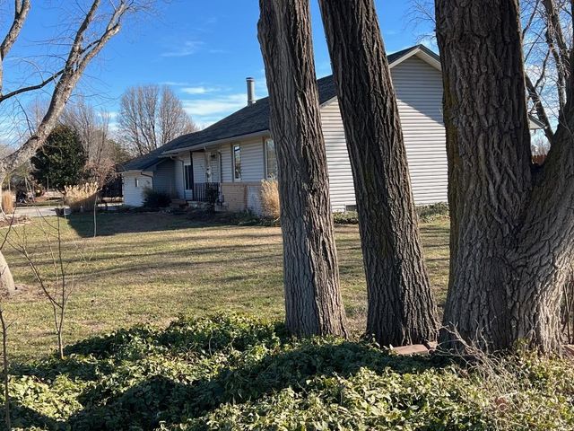 621 W 38th St N, Wichita, KS 67204