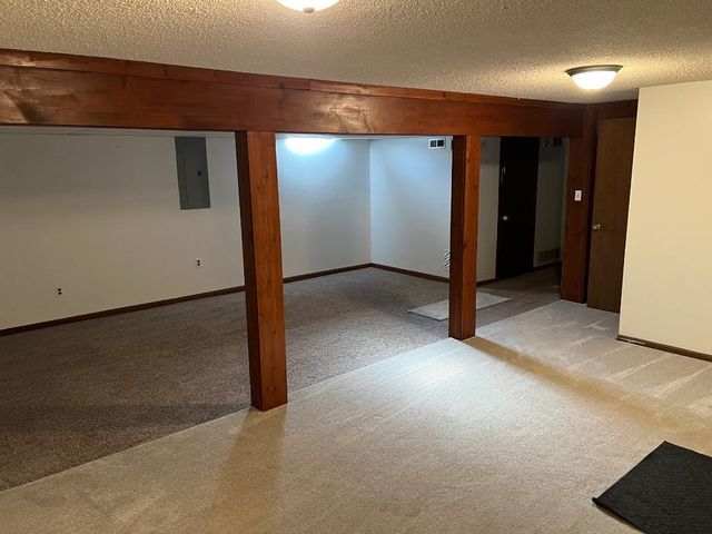 621 W 38th St N, Wichita, KS 67204