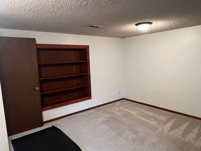 621 W 38th St N, Wichita, KS 67204