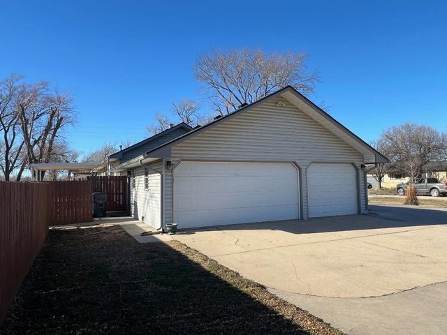 621 W 38th St N, Wichita, KS 67204