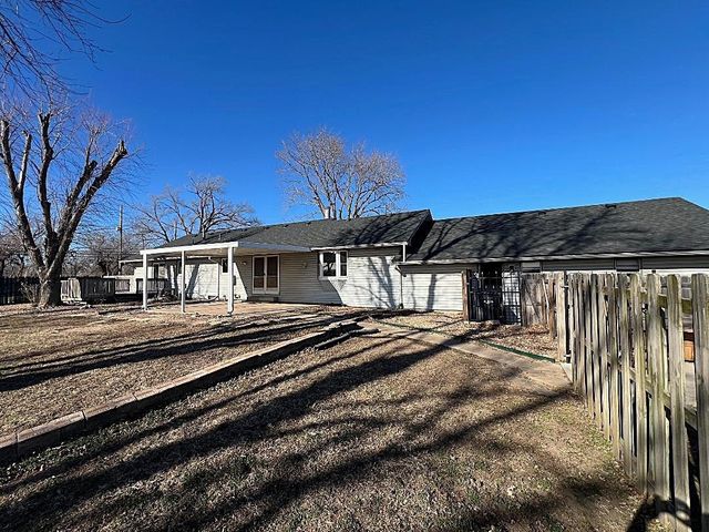 621 W 38th St N, Wichita, KS 67204