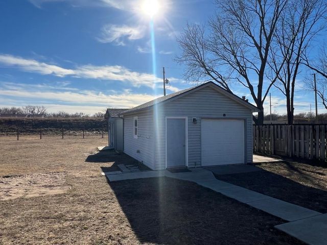 621 W 38th St N, Wichita, KS 67204