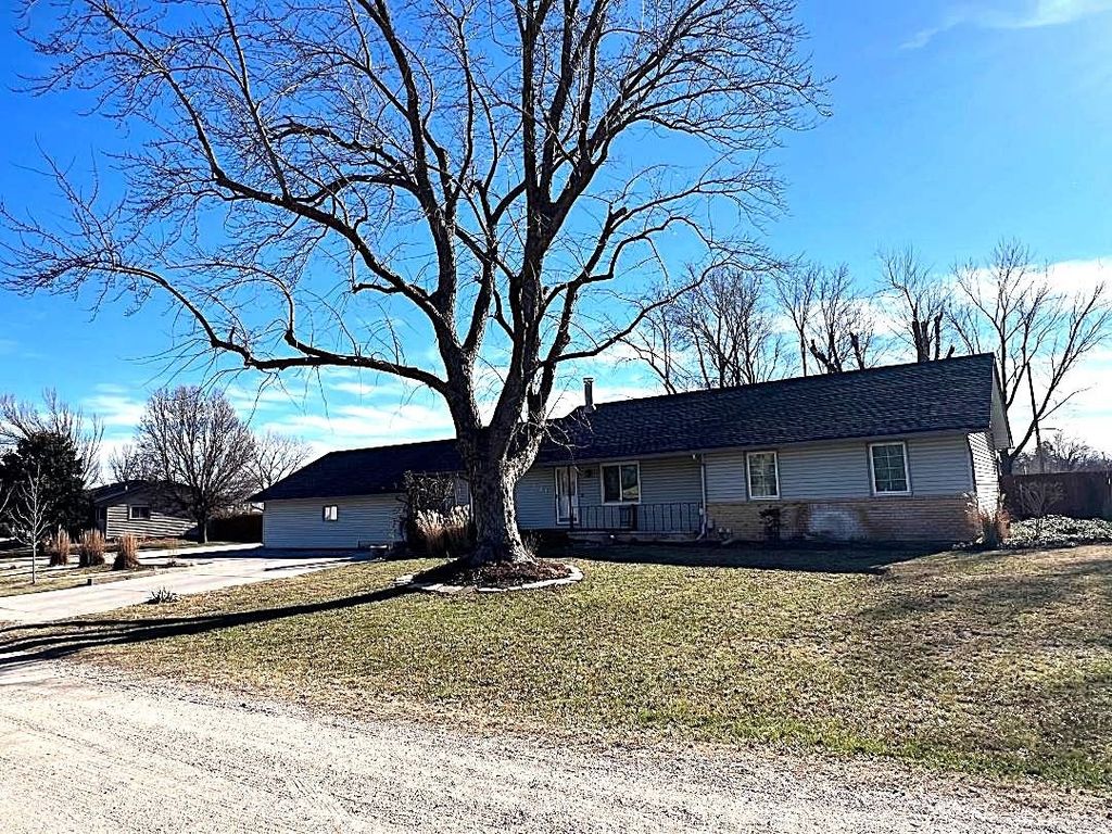 621 W 38th St N, Wichita, KS 67204