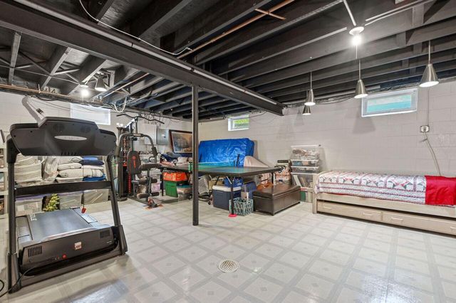 4735 Meadow VIEW E, Brookfield, WI 53005