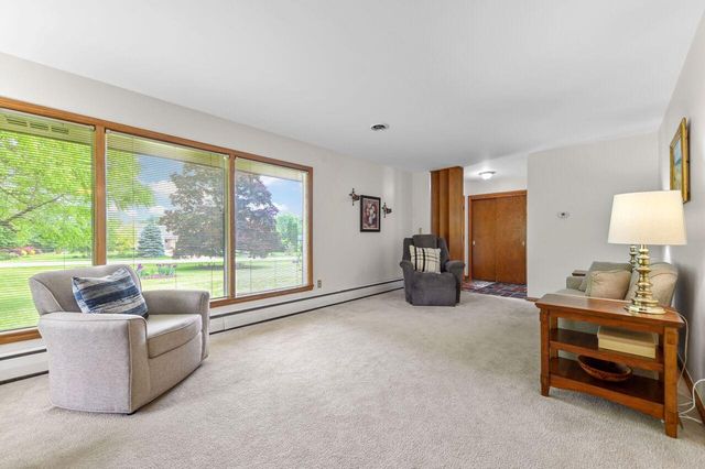 4735 Meadow VIEW E, Brookfield, WI 53005