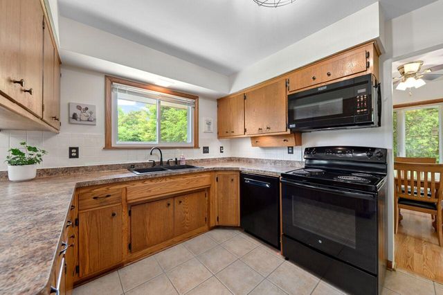 4735 Meadow VIEW E, Brookfield, WI 53005