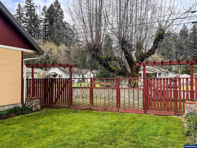 1304 Hawthorne St, Sweet Home, OR 97386