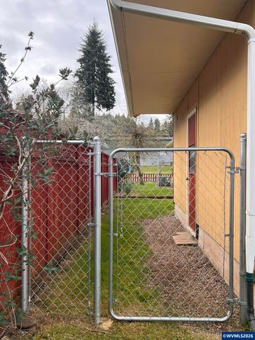 1304 Hawthorne St, Sweet Home, OR 97386