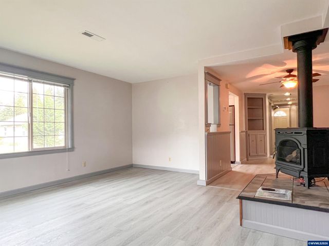 1304 Hawthorne St, Sweet Home, OR 97386