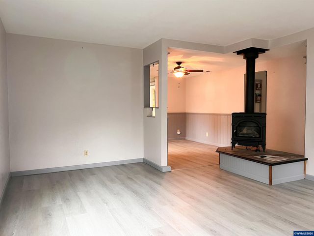 1304 Hawthorne St, Sweet Home, OR 97386