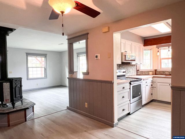 1304 Hawthorne St, Sweet Home, OR 97386