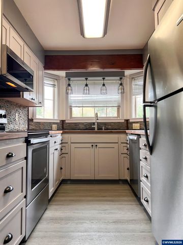 1304 Hawthorne St, Sweet Home, OR 97386