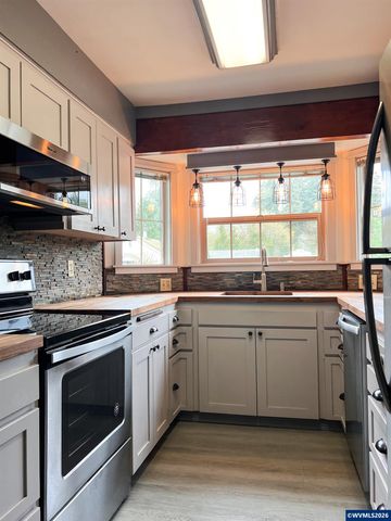 1304 Hawthorne St, Sweet Home, OR 97386