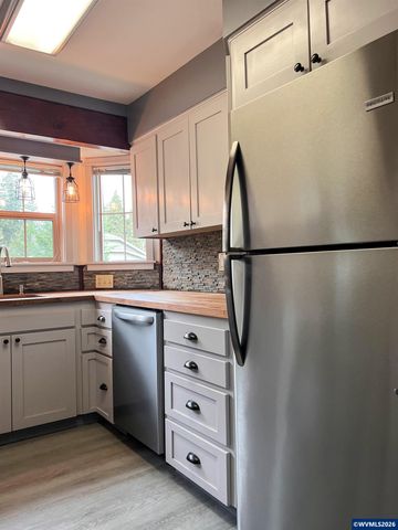 1304 Hawthorne St, Sweet Home, OR 97386