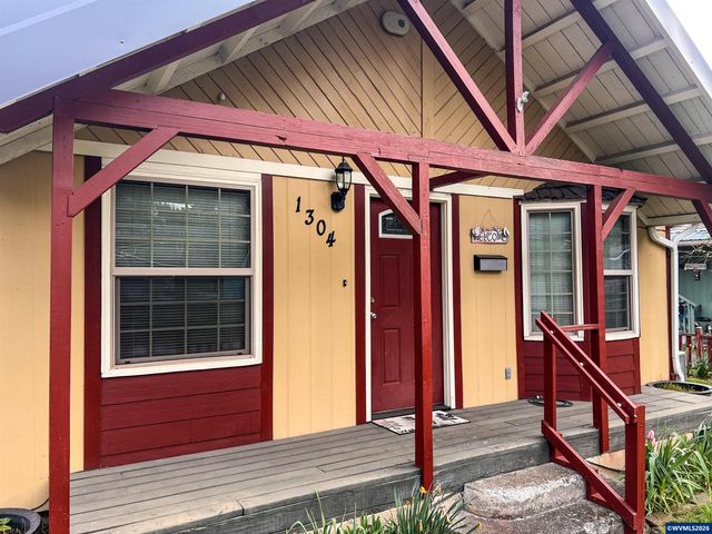 1304 Hawthorne St, Sweet Home, OR 97386